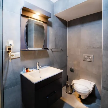 Studio Flat With Pool In